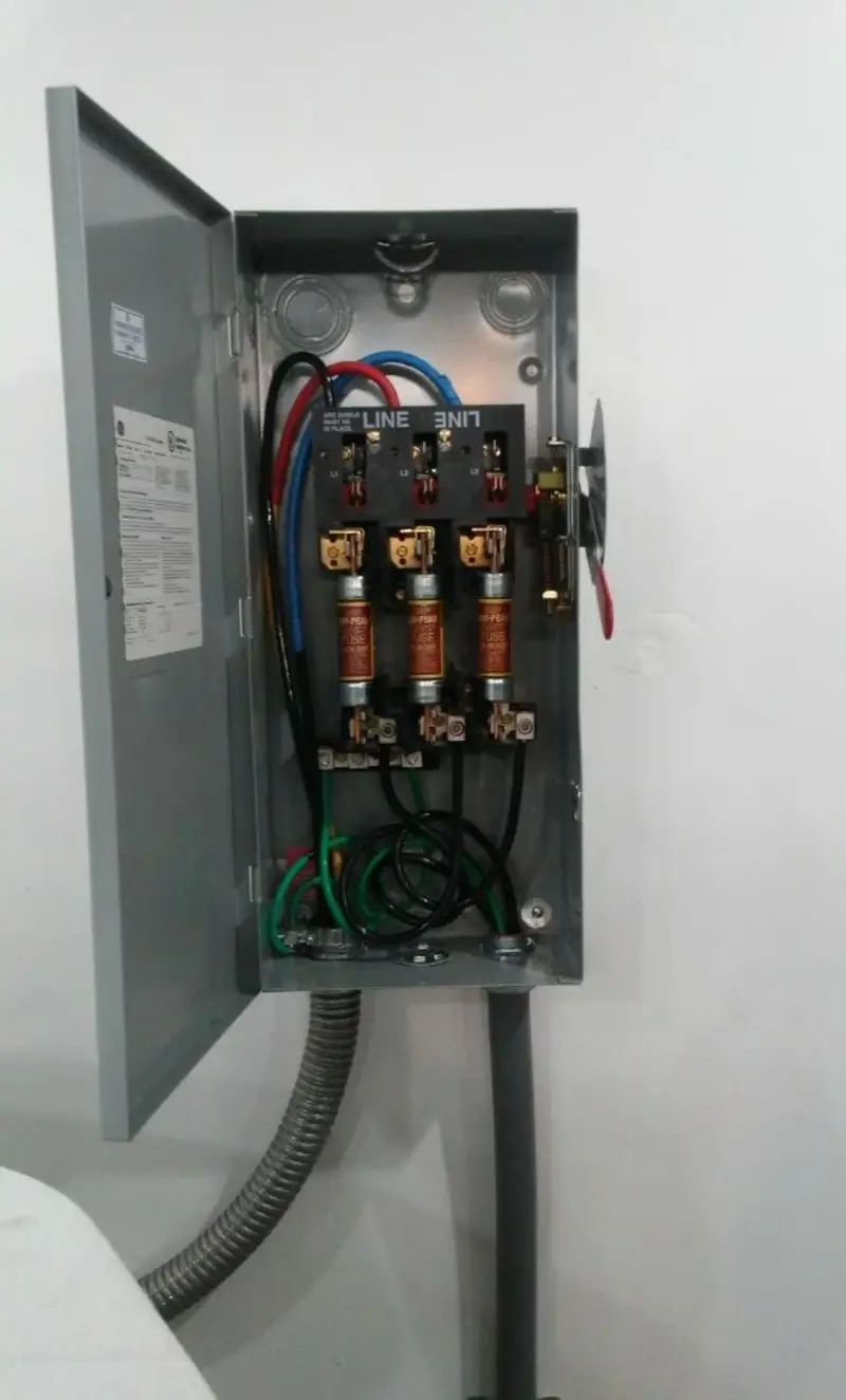 Three-phase disconnect switch installed for Smoke Detector Installation in Caro
